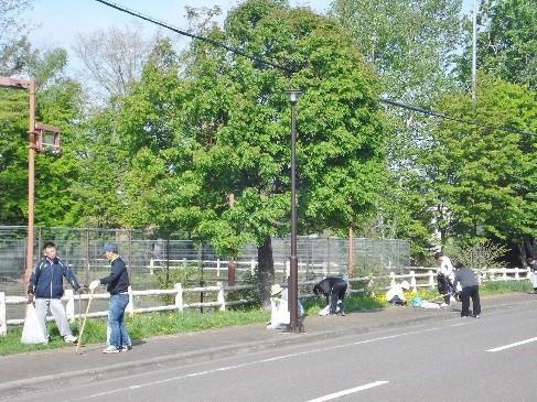 春の町内一斉清掃・フラワーロード事業