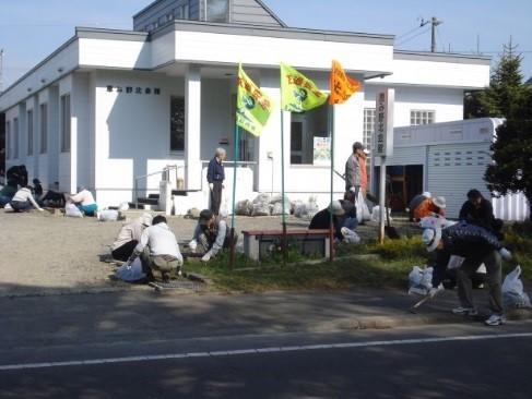 春の町内一斉清掃・フラワーロード事業